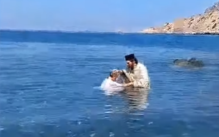 Τέλενδος: Γαλλίδα τουρίστρια πήγε για διακοπές και βαπτίστηκε Ορθόδοξη