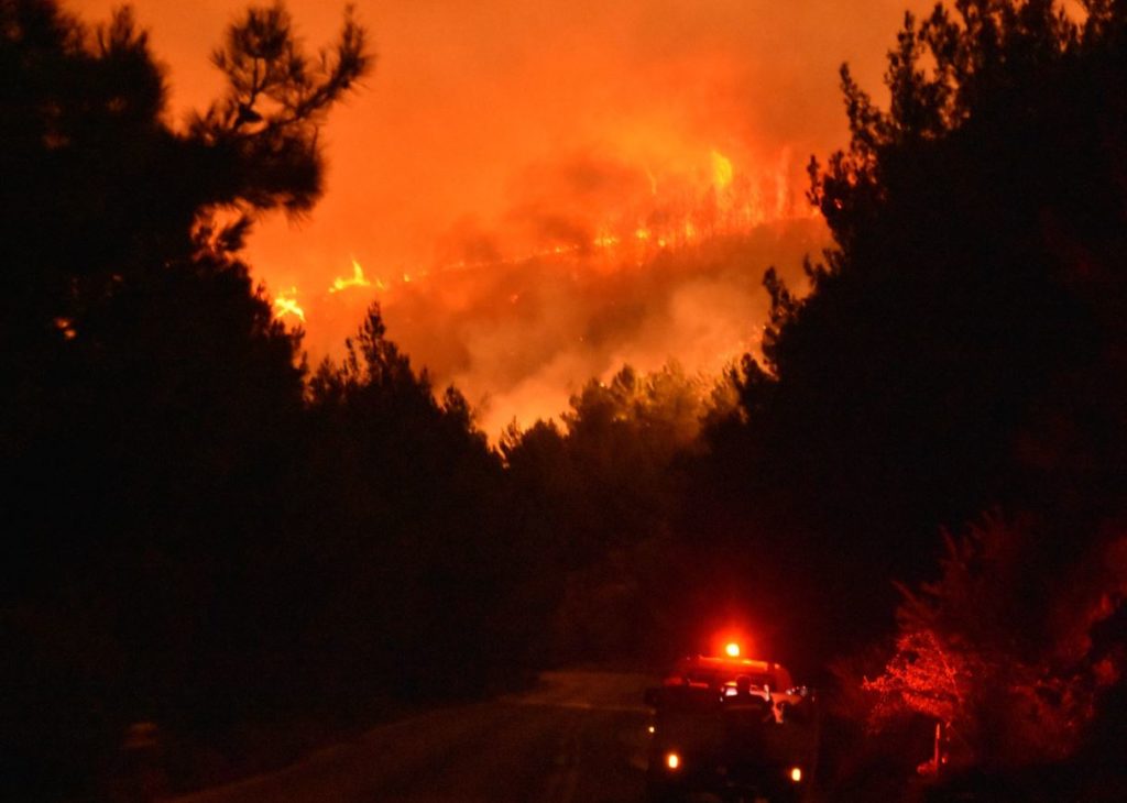 Τροχαίο ατύχημα προκάλεσε πυρκαγιά στην Χίο – Συνεχίζεται το έργο της κατάσβεσης (ΒΙΝΤΕΟ)
