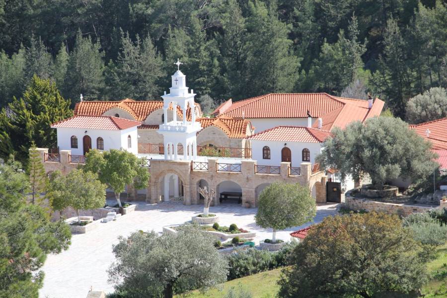 Пожар обхвана манастира „Св. Богородица“ на о-в Родос