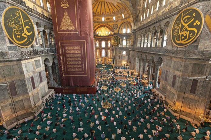 Αγία Σοφία: Προσευχή με προκλήσεις στην 3η επέτειο από τη μετατροπή της σε τζαμί