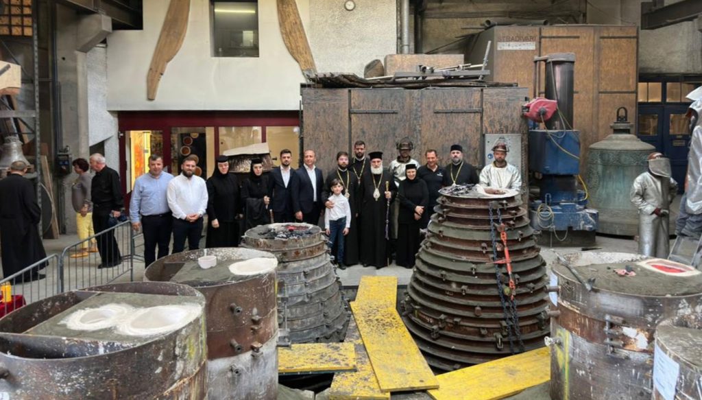 Binecuvântarea începutului turnării clopotelor Catedralei Arhiepiscopale din Roman