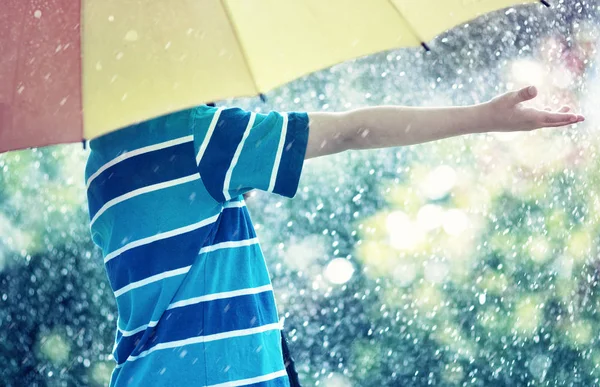 «Βουτιά» ο υδράργυρος – Ομπρέλες για τα μπουρίνια