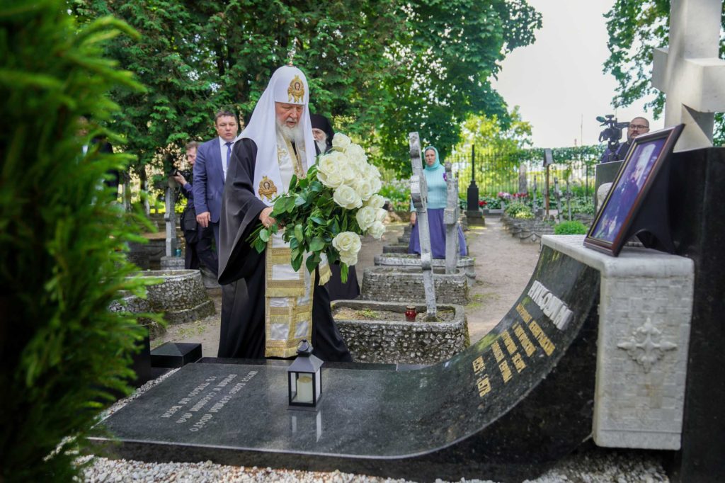 Святейший Патриарх Кирилл посетил Никольское и Большеохтинское кладбища Санкт-Петербурга