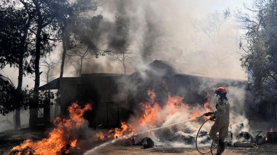 Μεγάλες διαστάσεις έχει λάβει η πυρκαγιά στα Δερβενοχώρια – Ανεξέλεγκτη η φωτιά στο Λουτράκι (ΦΩΤΟ/ΒΙΝΤΕΟ)