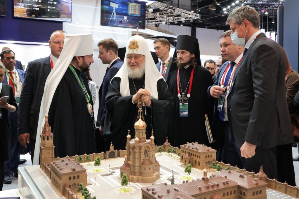 Святейший Патриарх Кирилл посетил стенд Патриаршего экзархата Африки на саммите Россия – Африка