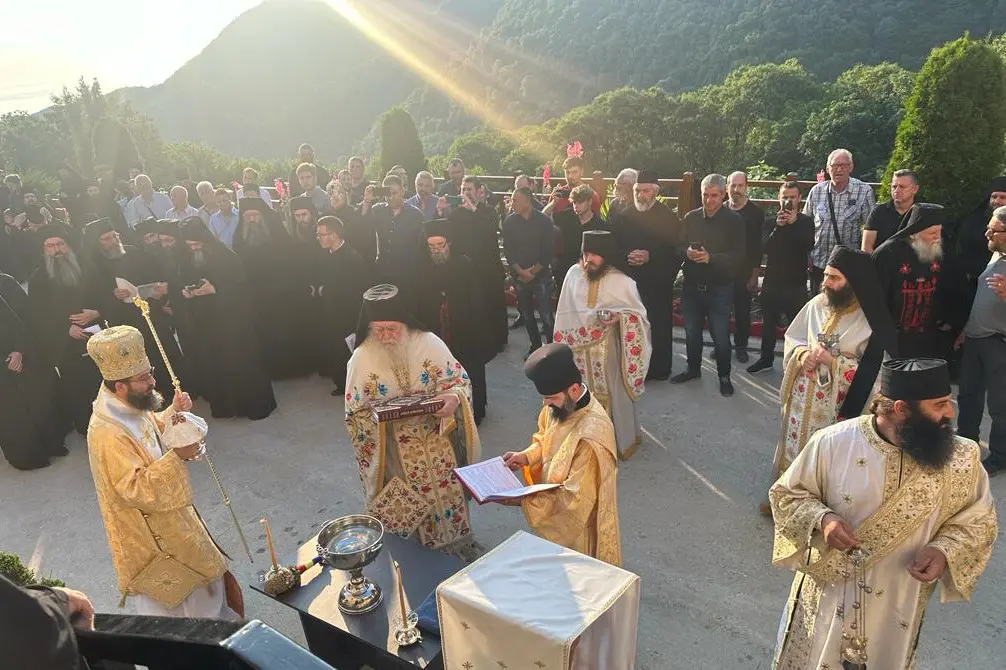 Sf. Munte Athos: Episcopul Timotei al Spaniei și Portugaliei a sfințit biserica unei chilii a Schitului Lacu
