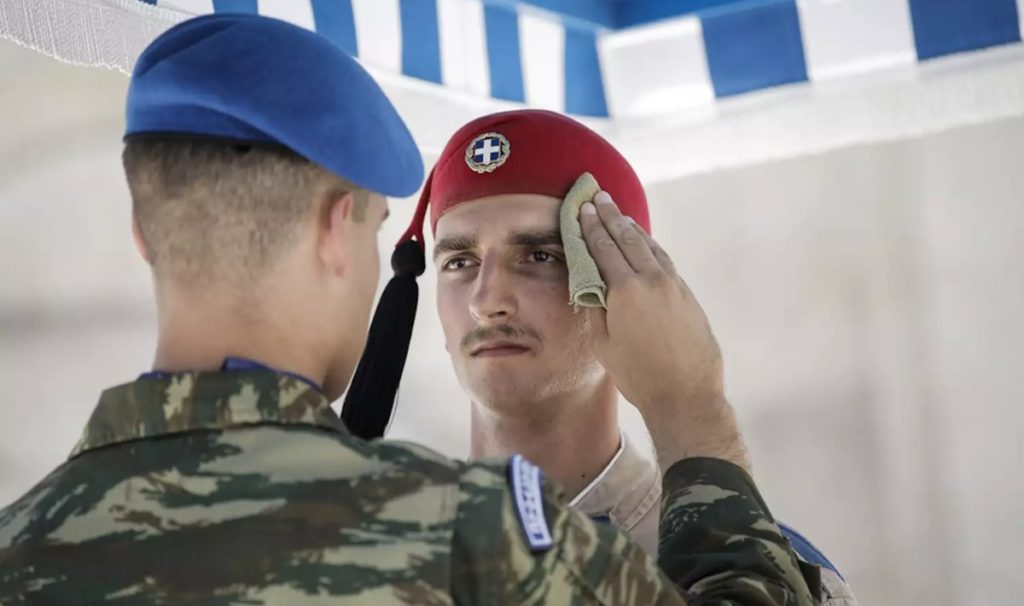 Ακλόνητοι οι Εύζωνες στον Άγνωστο Στρατιώτη παρά τον καύσωνα