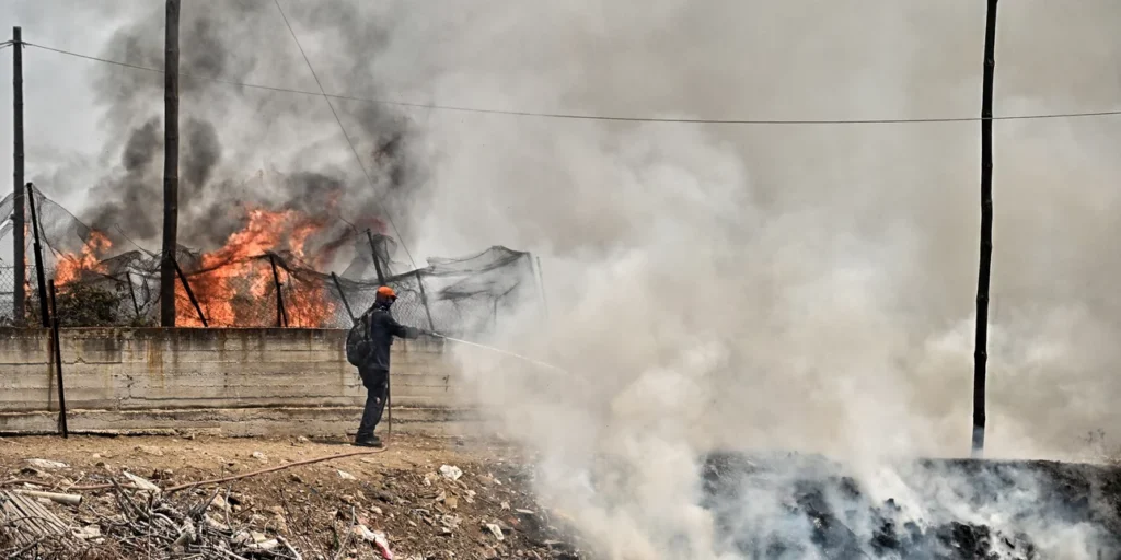 Μήνυμα «112» για εκκένωση των Αγίων Θεοδώρων – Κοντά στα διυλιστήρια η φωτιά