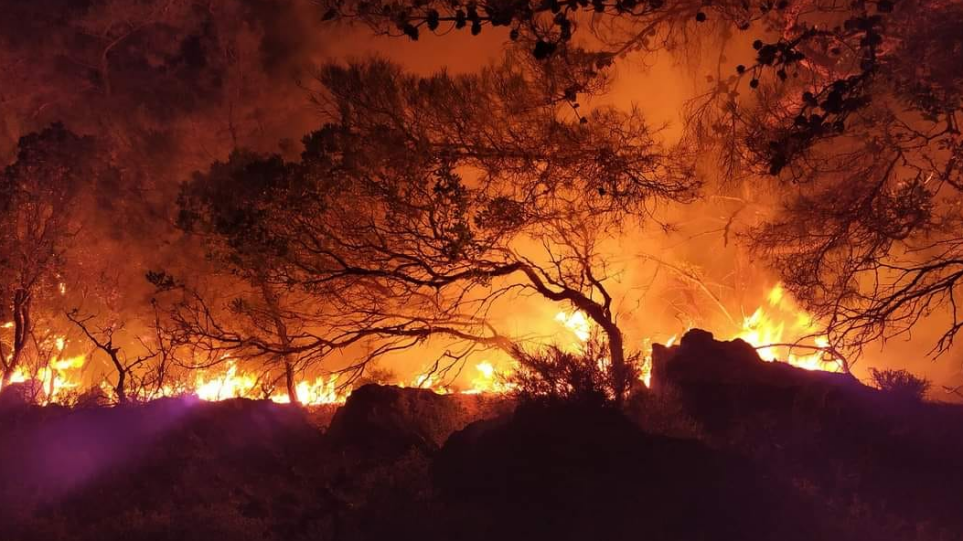 Ο π. Ηλίας Πετρίδης κάνει έκκληση από τη φλεγόμενη Ρόδο μιλώντας στο ope.gr: «Χρειαζόμαστε βοήθεια»