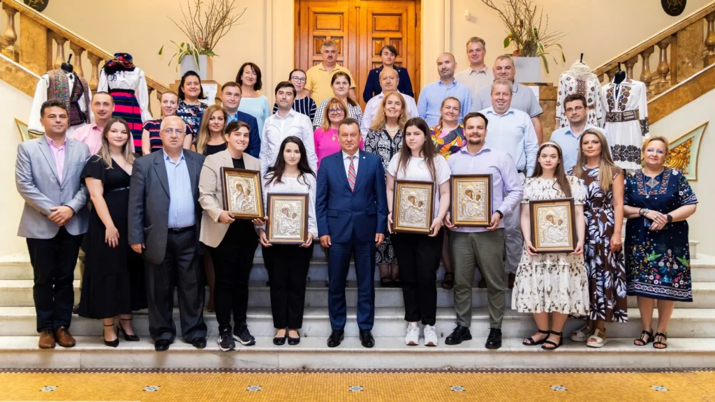 Capitală: Studenți de 10 ai ASE au primit câte o icoană cu Maica Domnului