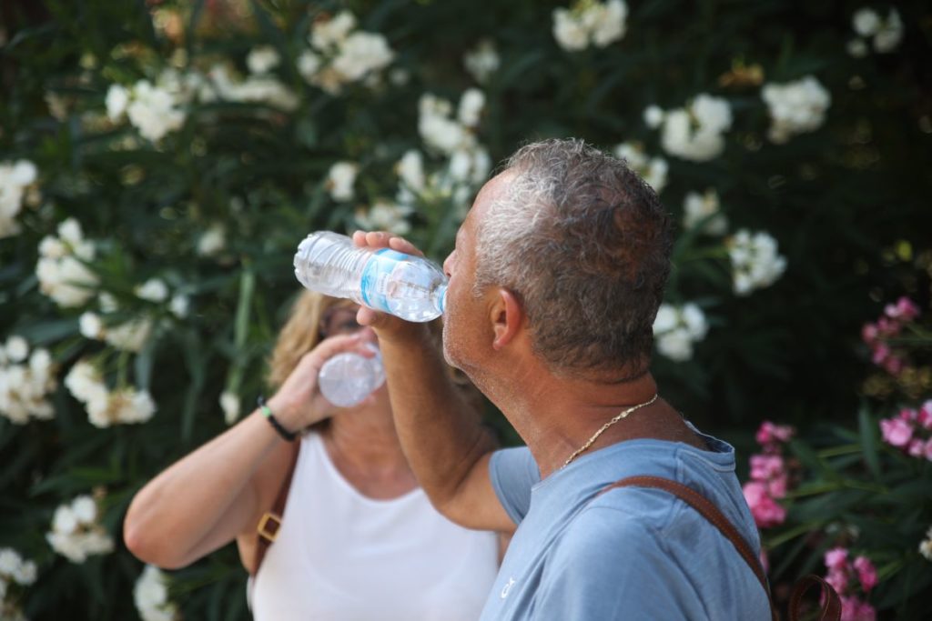 Έκτακτο δελτίο καιρού: Καύσωνας μέχρι και την Τετάρτη – 38 λιποθυμικά επεισόδια από την ακραία ζέστη