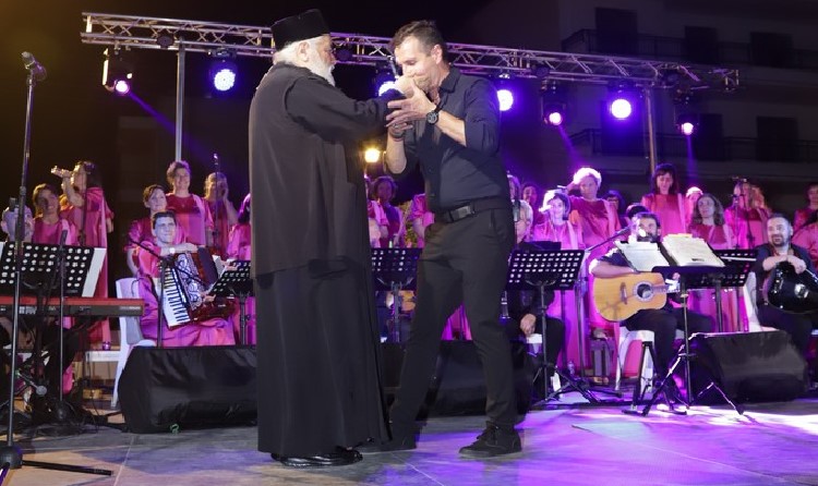 Ο Δημήτρης Μπάσης και η χορωδία «Αγία Κασσιανή η Υμνογράφος» μάγεψαν το κοινό στα Διαβατά