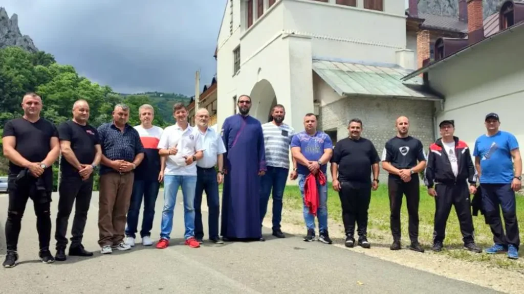 Persoane private de libertate de la Penitenciarul Aiud au mers în pelerinaj la Mănăstirea Râmeţ
