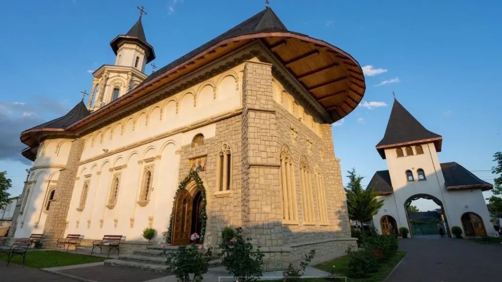 Onești: A fost sfințită biserica replică a Mănăstirii Putna