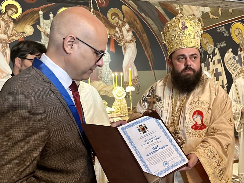 Απονομή τιμητικού βραβείου στον υπουργό Άμυνας της Σερβίας από τον Επίσκοπο Όσιγεκ και Μπάρανιας