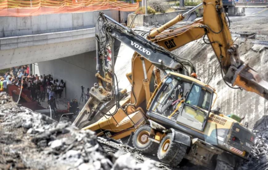 Κατάρρευση γέφυρας στην Πάτρα: Αγωνία για τους εγκλωβισμένους – Τέσσερις συλλήψεις, 1 νεκρός και 14 τραυματίες