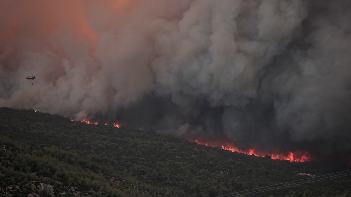 Μήνυμα του 112 για εκκενώσεις οικισμών λόγω της φωτιάς στα Δερβενοχώρια (ΒΙΝΤΕΟ)
