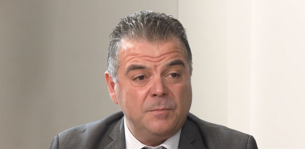 Ο Κοσμήτορας της Φιλοσοφικής Σχολής ΕΚΠΑ, Αχιλλέας Χαλδαιάκης, στη Μαρία Γιαχνάκη