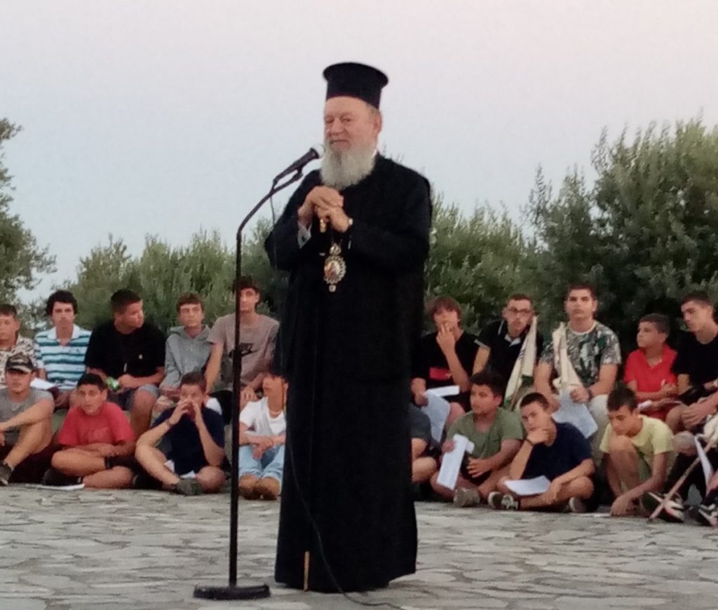 Ο Μητροπολίτης Χαλκίδος δίπλα στους νέους των κατασκηνώσεων