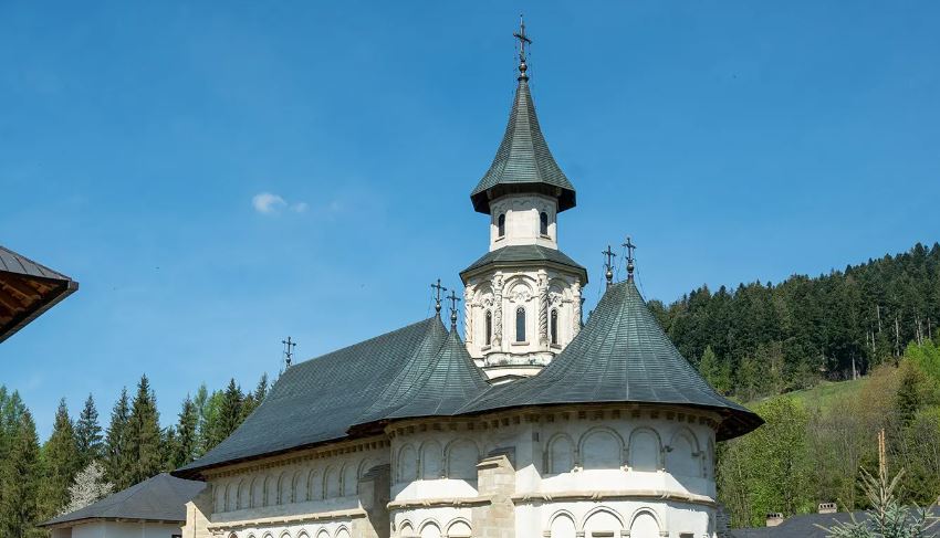 VIDEO: Pelerinaj și Liturghie, concerte și ceremonii militare la Putna, de sărbătoarea Sfântului Ștefan