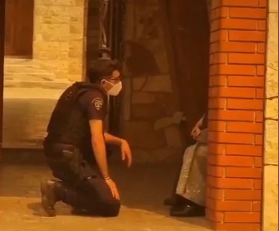 Μάχη των Αστυνομικών να πείσουν μοναχές να εκκενώσουν μοναστήρι στη Μάνδρα (ΒΙΝΤΕΟ)