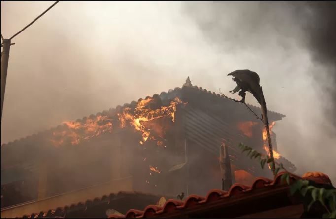 Καίγονται σπίτια στο Νέο Κουβαρά – Εκκενώνονται Λαγονήσι, Σαρωνίδα και Ανάβυσσος – Επιχειρούν εναέρια μέσα