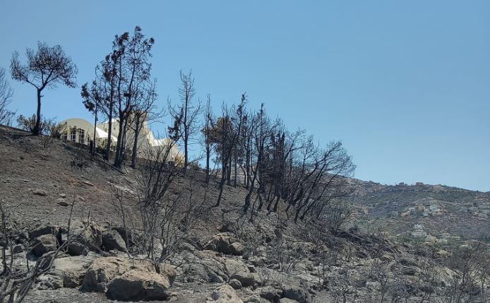 Ρεπορτάζ ope.gr: Η Κοίμηση της Θεοτόκου στη Σαρωνίδα σώθηκε από την πύρινη λαίλαπα (ΦΩΤΟ)