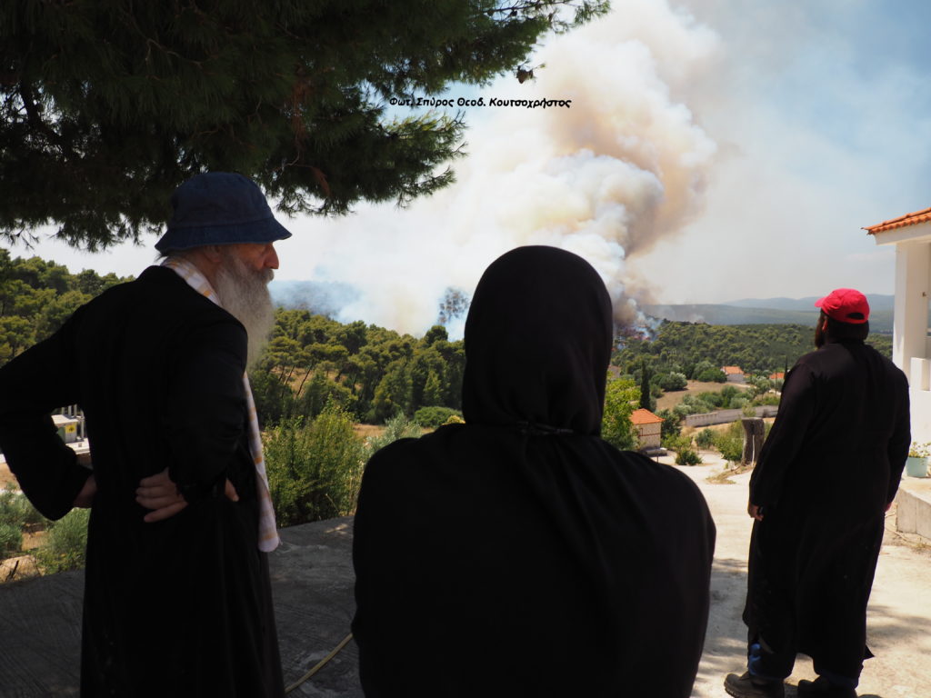 Κληρικοί στην μάχη της πυρκαγιάς των Δερβενοχωρίων