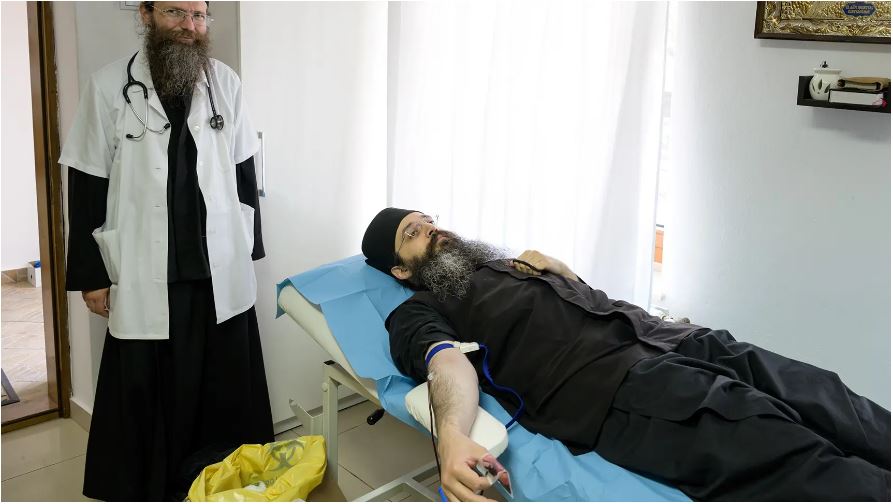 Μοναχοί από τρία μοναστήρια της Σουτσεάβα πρόσφεραν αίμα