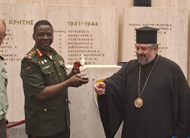 Σχολή Ευελπίδων: Ο Μητροπολίτης Ιωάννης προσέφερε την προτομή του Λεωνίδα σε ανώτερο στρατιωτικό από τη Ζάμπια