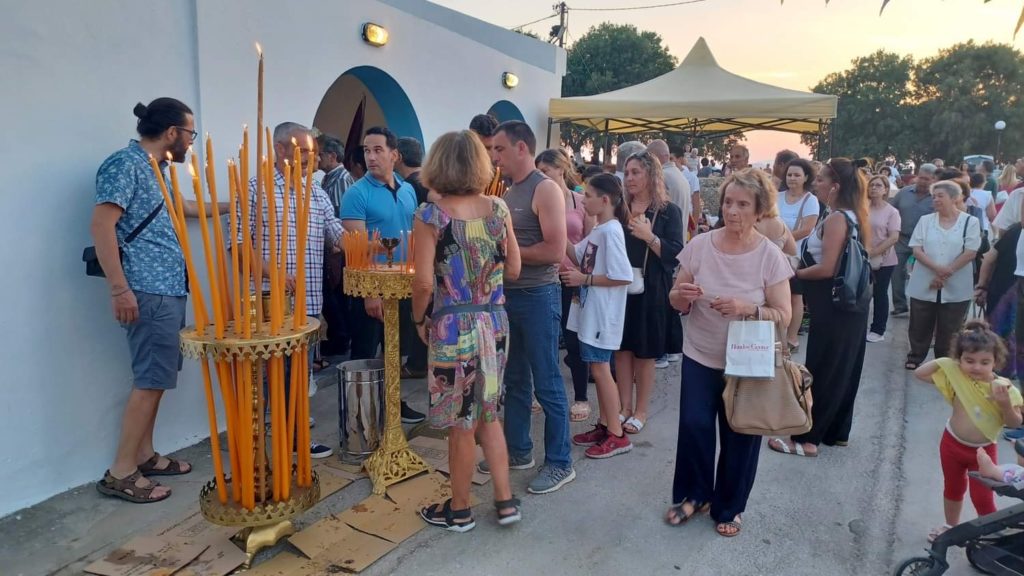 Χαλέπεα Χανίων: Πλήθος πιστών στο ναό της Αγίας Κυριακής