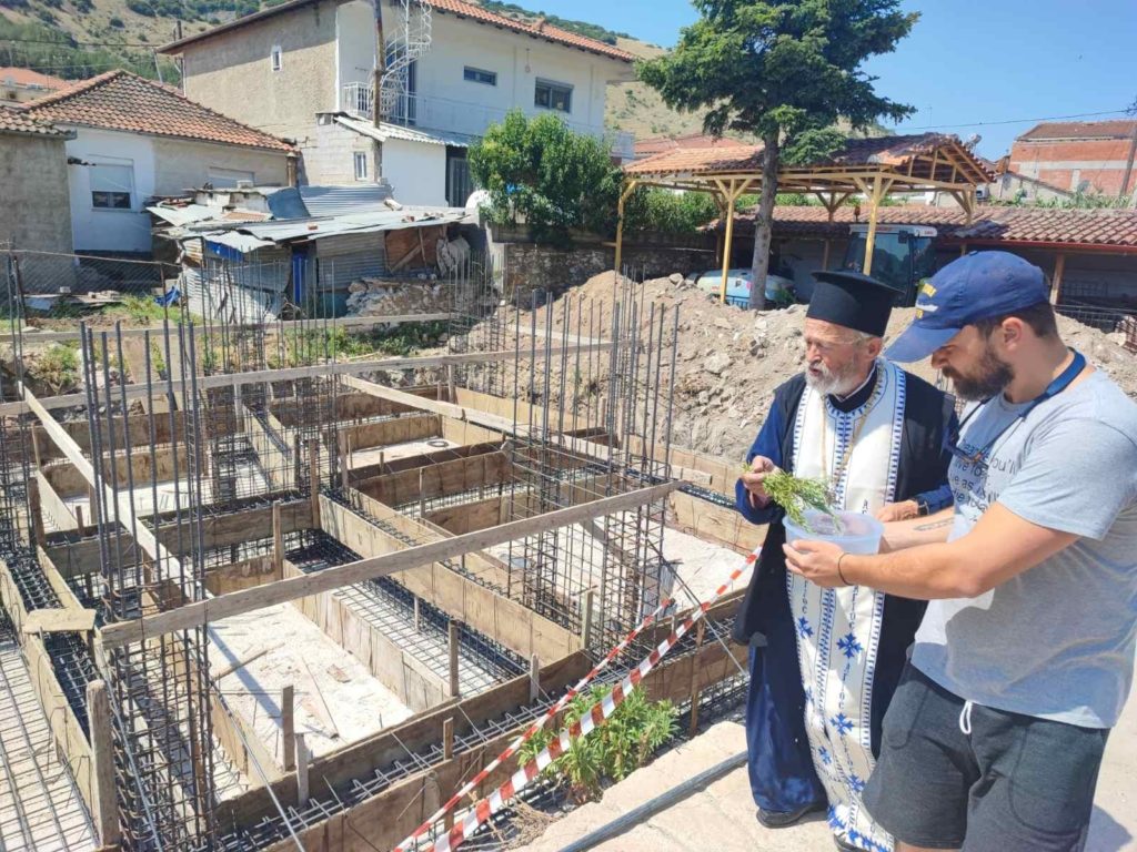 Ξεκίνησε η ανοικοδόμηση στο σεισμόπληκτο Δαμάσι – Αγιασμός στα θεμέλια του πρώτου σπιτιού