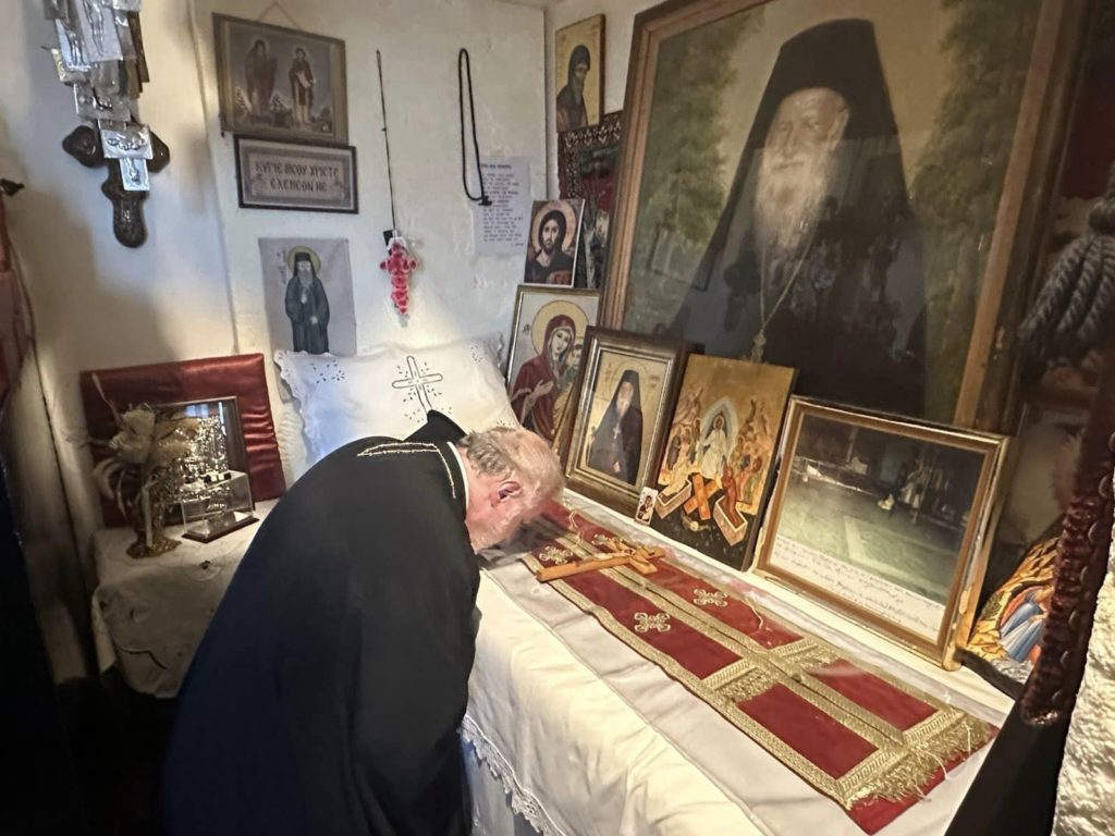 Ο Αρχιεπίσκοπος Αμερικής προσκύνησε στο κελλί του Αγίου Πορφυρίου στο Μήλεσι