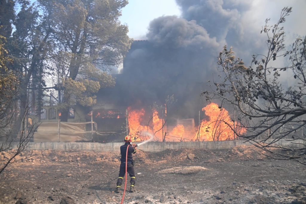 Ολονύχτια μάχη με τις φλόγες στα τέσσερα πύρινα μέτωπα – Συνεχίζονται οι επιχειρήσεις πυρόσβεσης