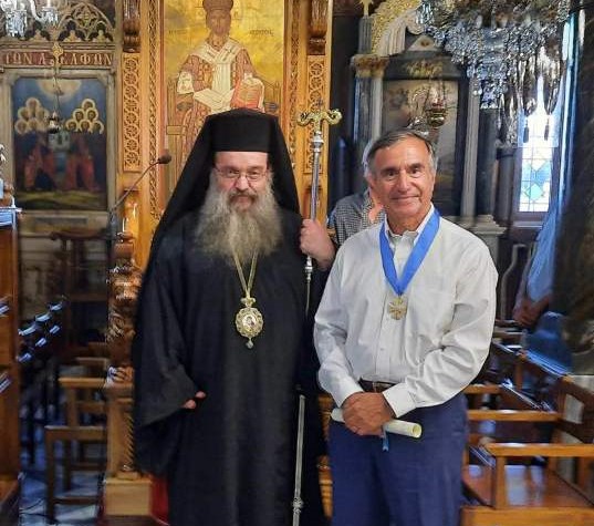 Απονομή σταυρού Αγίου Ισιδώρου από τον Μητροπολίτη Χίου Μάρκο
