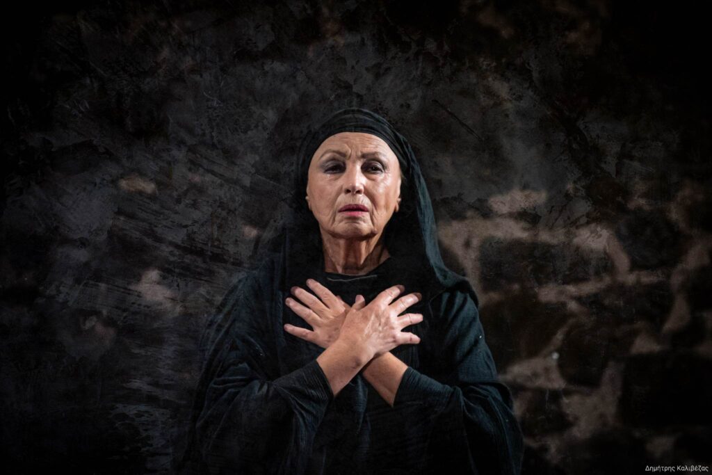 Η Γεωργία Ζώη στο ope.gr για την παρουσίαση της παράστασης «Το Δάκρυ της Παναγίας» στον αύλειο χώρο της Παναγίας της Τήνου