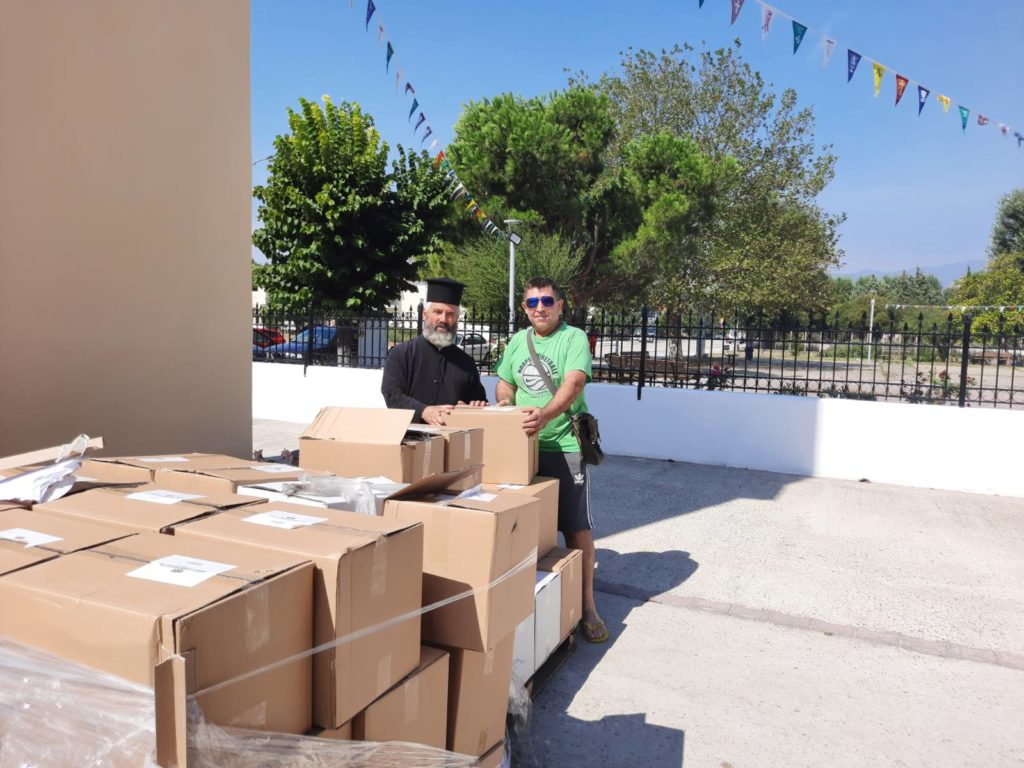 Διανομή δεμάτων σε άπορες οικογένειες από τη Μητρόπολη Μαρωνείας και Κομοτηνής