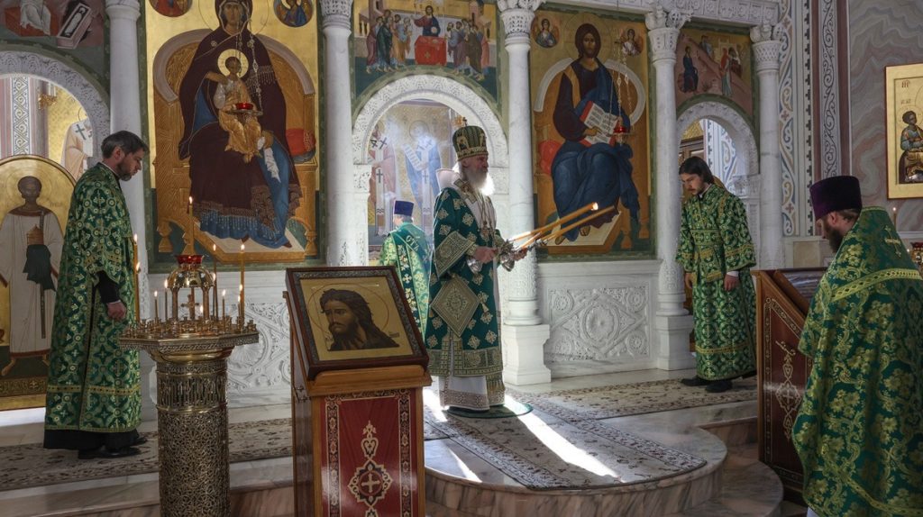 В день возрождения монашеской жизни в Покровском Хотькове монастыре председатель Синодального отдела по монастырям и монашеству совершил Литургию в обители