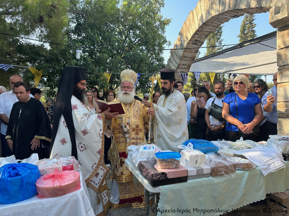O Μητροπολίτης Ιεραπύτνης στον πανηγυρίζοντα Ι.Ν. Αγίου Φανουρίου στο Καβούσι Ιεράπετρας