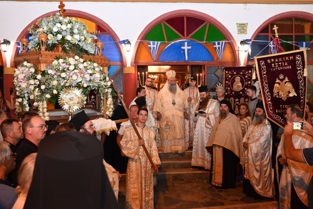 Χιλιάδες πιστοί, Έλληνες, Σέρβοι, Ρουμάνοι και Βούλγαροι στην περιφορά του Επιταφίου της Παναγίας στην Ι.Μητρόπολη Κίτρους