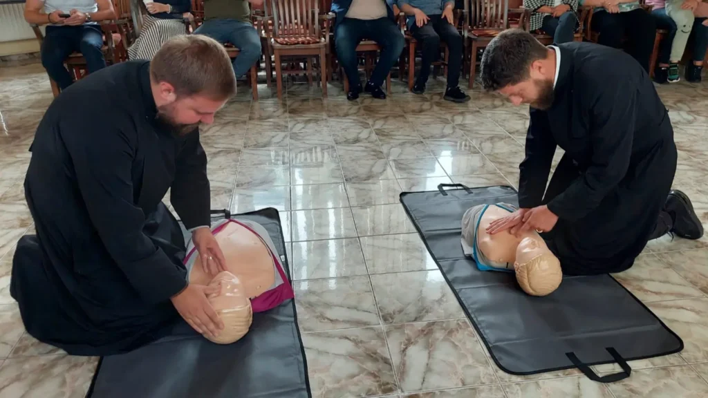 Asociația Filantropia Ortodoxă Gherla a organizat un curs de prim ajutor pentru clerici și credincioși