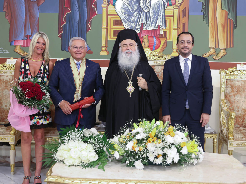 Η Εκκλησία της Κύπρου βράβευσε τον Γερουσιαστή Ρόμπερτ Μενέντεζ