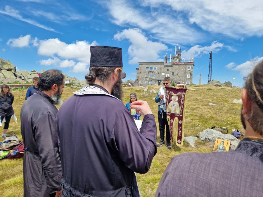 Участниците в поклонническия път се отправиха от София към Рилския манастир
