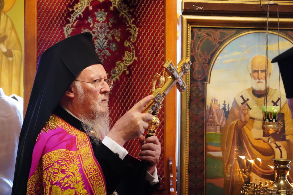 Εικόνες από τη χοροστασία του Οικουμενικού Πατριάρχη στο πανηγυρίζον Μετόχι του Αγίου Παντελεήμονος στον Γαλατά