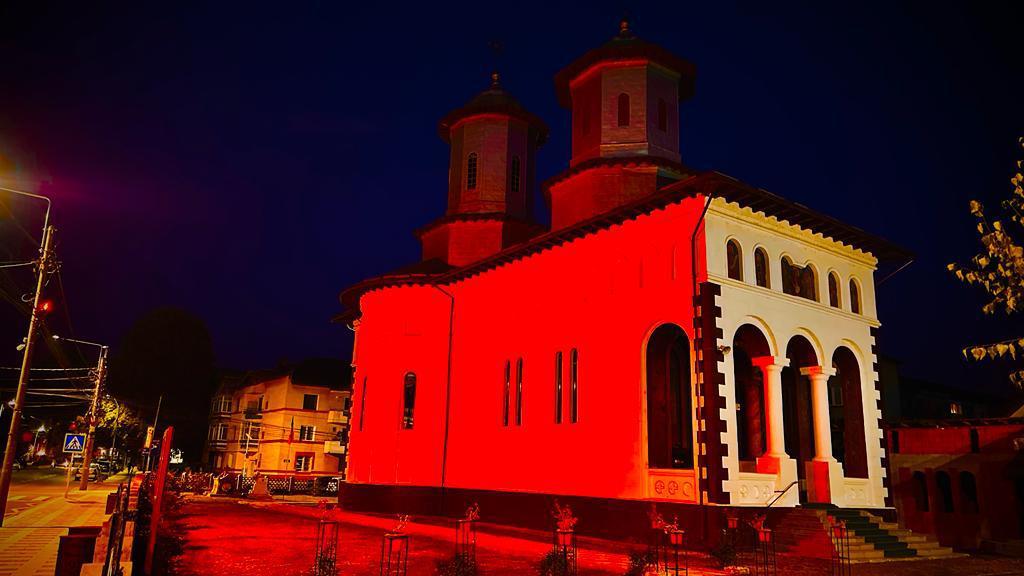 Τιργκόβιστε: Με κόκκινο χρώμα φωταγωγήθηκαν οι εκκλησίες την Ημέρα ευαισθητοποίησης για τη βία κατά των Χριστιανών