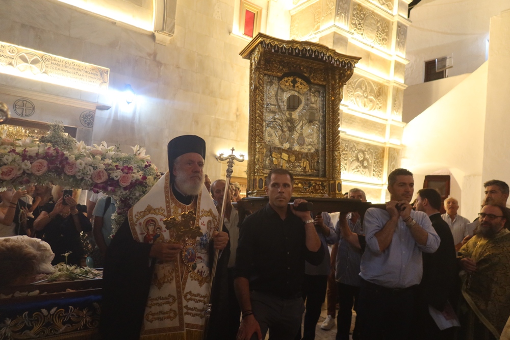 Οι Μυκόνιοι τιμούν την Έφορο και Προστάτιδά τους Παναγία Τουρλιανή