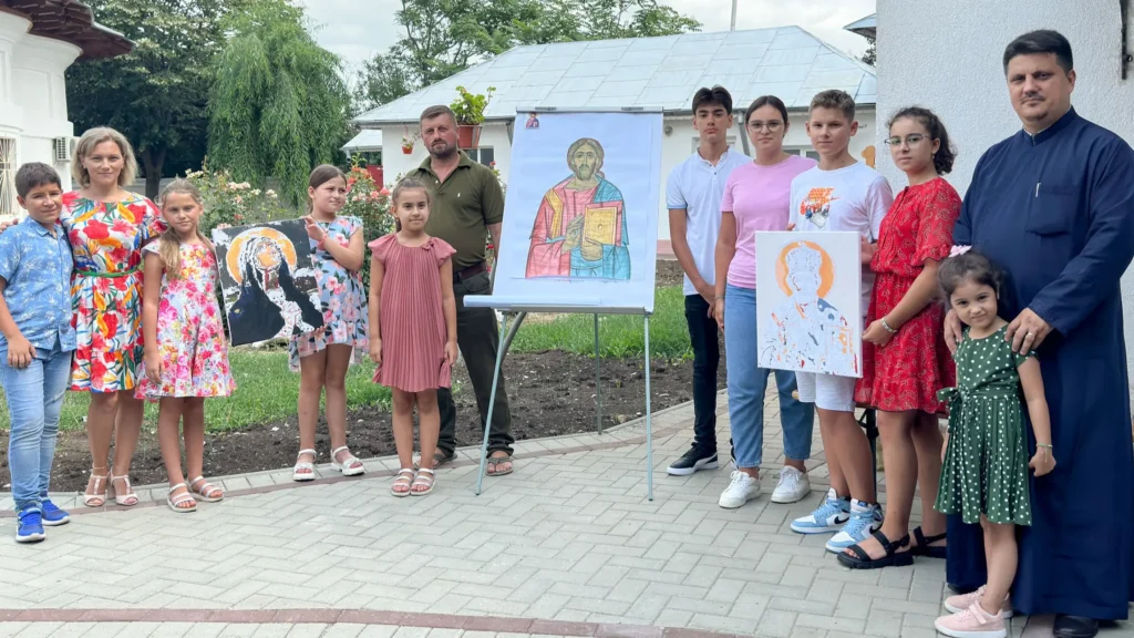 Copii dintr-o parohie buzoiană, inițiați în tainele picturii bisericești (FOTO)