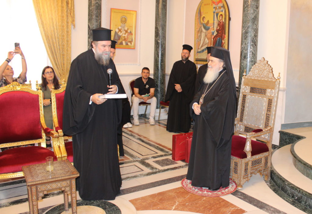 Ο Πατριάρχης Θεόφιλος προσεύχεται στον Πανάγιο Τάφο για την ενίσχυση των πυρόπληκτων – Τι είπε στον Σερρών και Νιγρίτης Θεολόγο