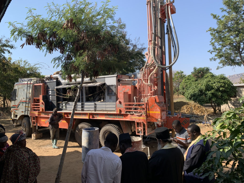Τανζανία: Μικροί και μεγάλοι γεύθηκαν τις πρώτες σταγόνες καθαρού νερού από τη νέα γεώτρηση