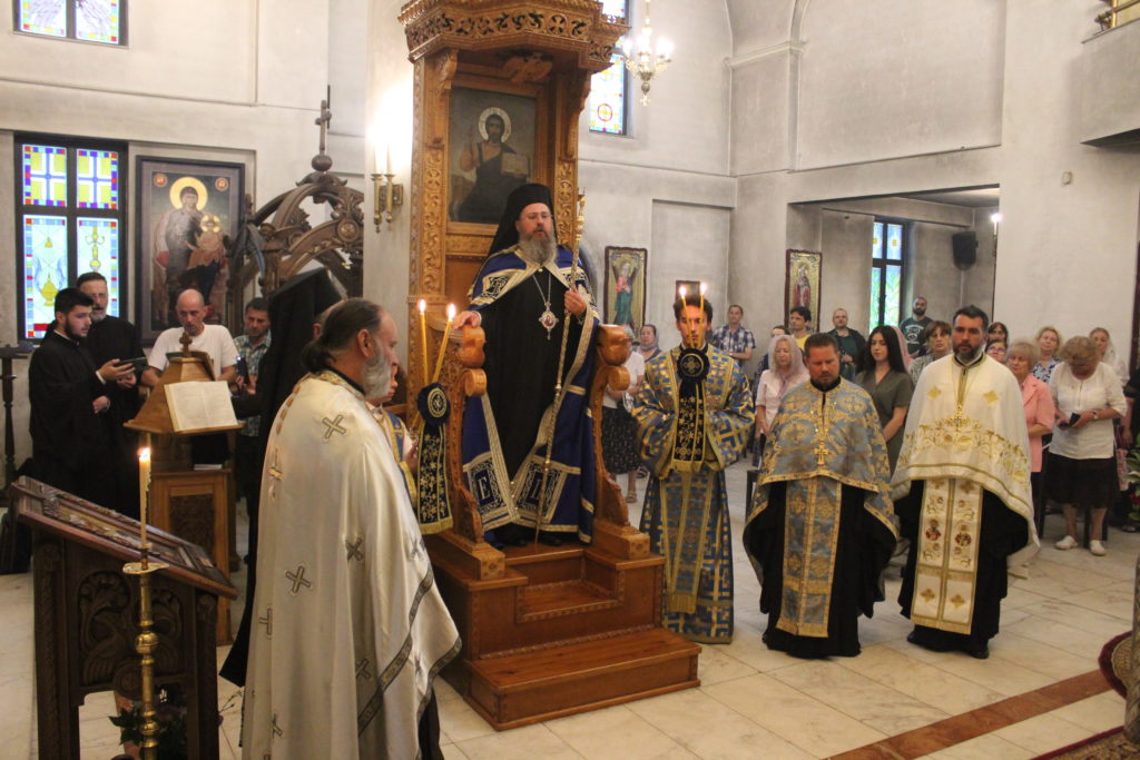 Съборно изпълнение на Богородичния молебен канон в столичния храм „Рождество Богородично“